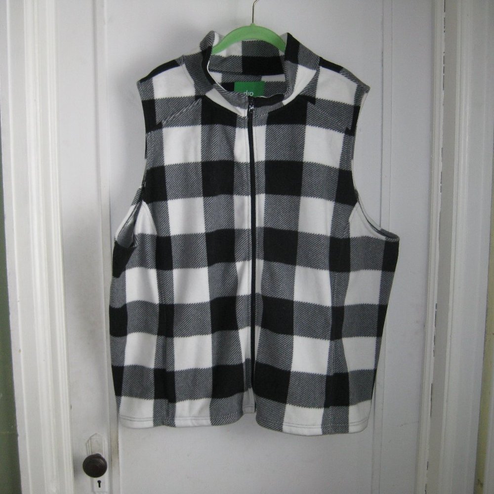 soft fleece VEST, plus size 3x. Zip front, side pockets.